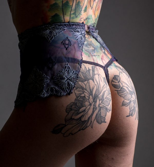 en dentelle femme sexy jupette en dentelles tatoo inked girl.