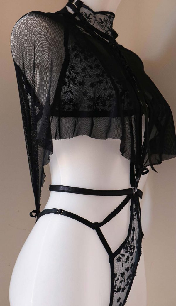 Photo de profil illustrant sur un manequin de couture, la parure veuve noire.