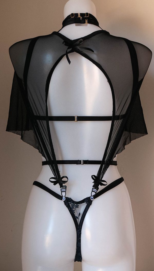 Photo de dos illustrant sur un manequin de couture, la parure veuve noire.
