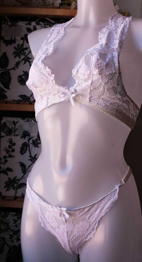 Manequin de cotée exposent joliement l'enssemble de lingerie sexy pour femme en blanc de la marque de pikawai lingeries.