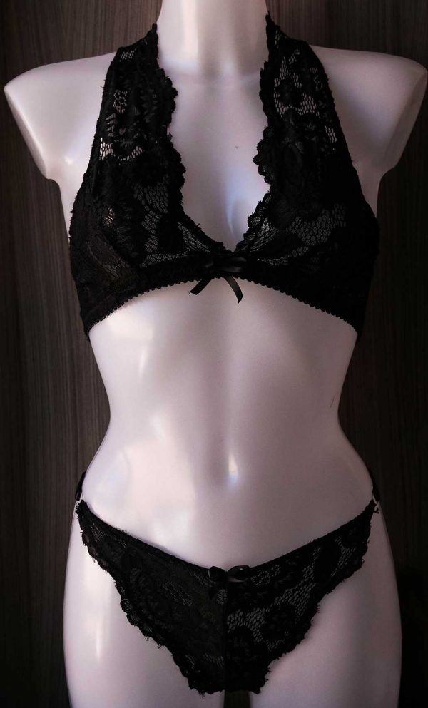 Mannequin portant l'enssemble de lingeries sexy pour femme en noir.