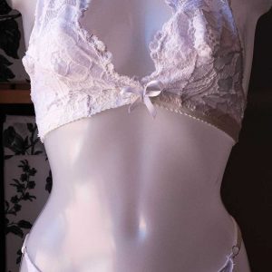 Photo représentent le manequin, vue de cotée, portent l’ensemble de lingerie sexy de la marque pikawai lingeries