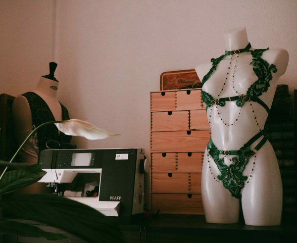 Atelier de couture exposant le manequin portent la tenue harnais body cage en broderies.