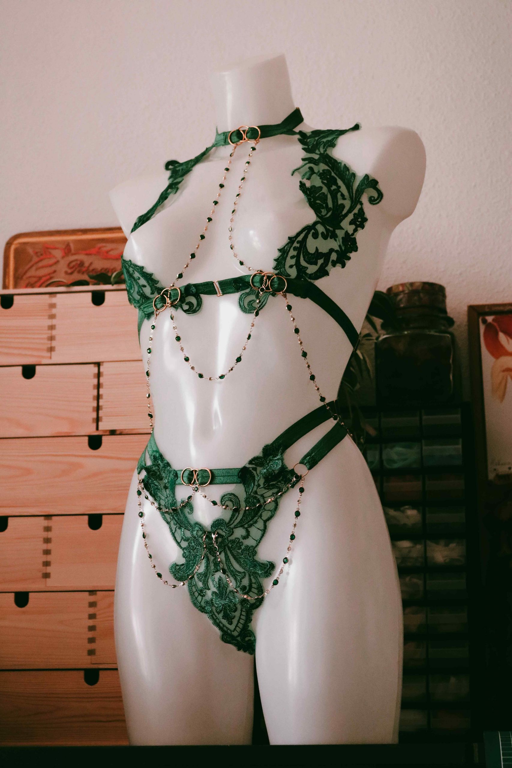 Body cage en broderie poison ivy. C'est un body en broderies verte avec des bijoux de corps amoblie, le tous ornée d'une broche centrale dans le bas du dos. tres jolie sexy lingerie femmes.